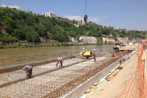 Estacades dans le darse de la Saône A Lyon Confluence (69)